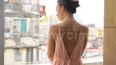 哈瓦那公寓的老阳台上穿裙子的年轻美女